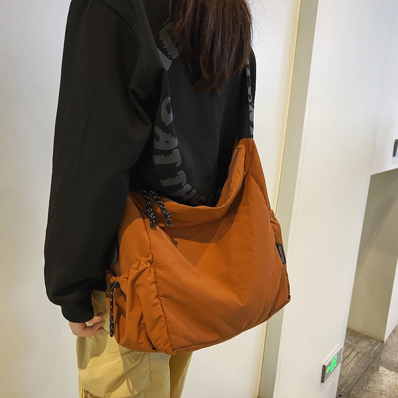 德力熊 轻便大容量拉链开合 尼龙布 单肩包 大号 男女同款情侣款 黑色/绿色/棕色/卡其/米白