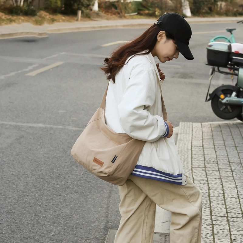 德力熊 尼龙 男女通用 多色 单肩包 日系纯色斜挎学生书包防水轻便大容量包