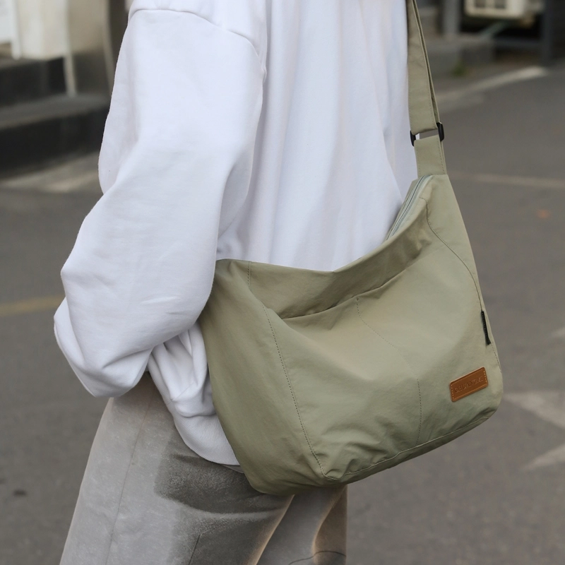 德力熊 尼龙 男女通用 多色 单肩包 日系纯色斜挎学生书包防水轻便大容量包
