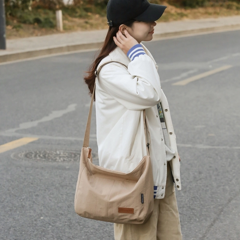 德力熊 尼龙 男女通用 多色 单肩包 日系纯色斜挎学生书包防水轻便大容量包