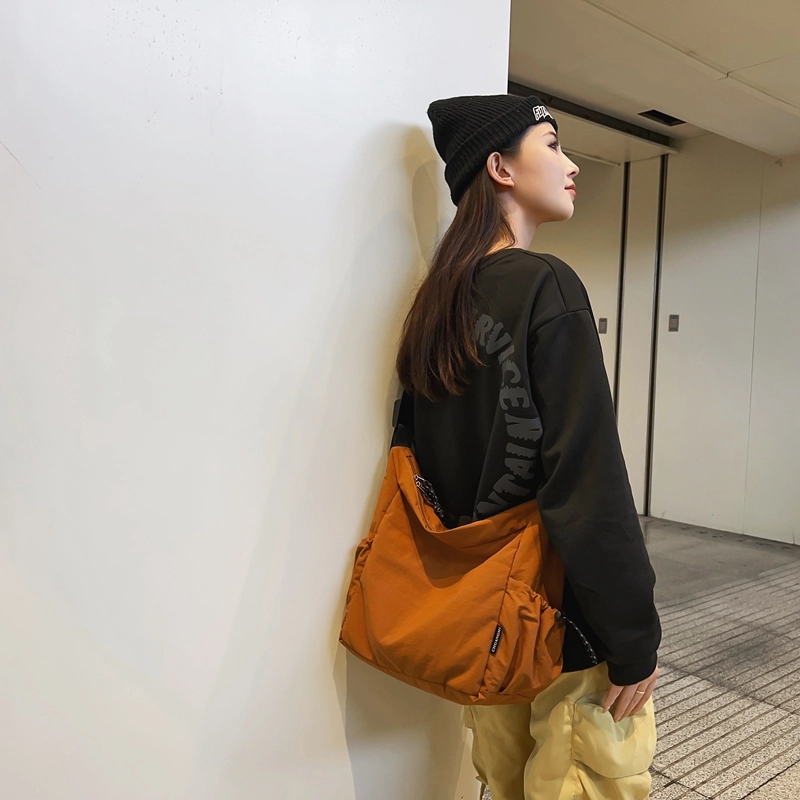 德力熊 轻便大容量拉链开合 尼龙布 单肩包 大号 男女同款情侣款 黑色/绿色/棕色/卡其/米白