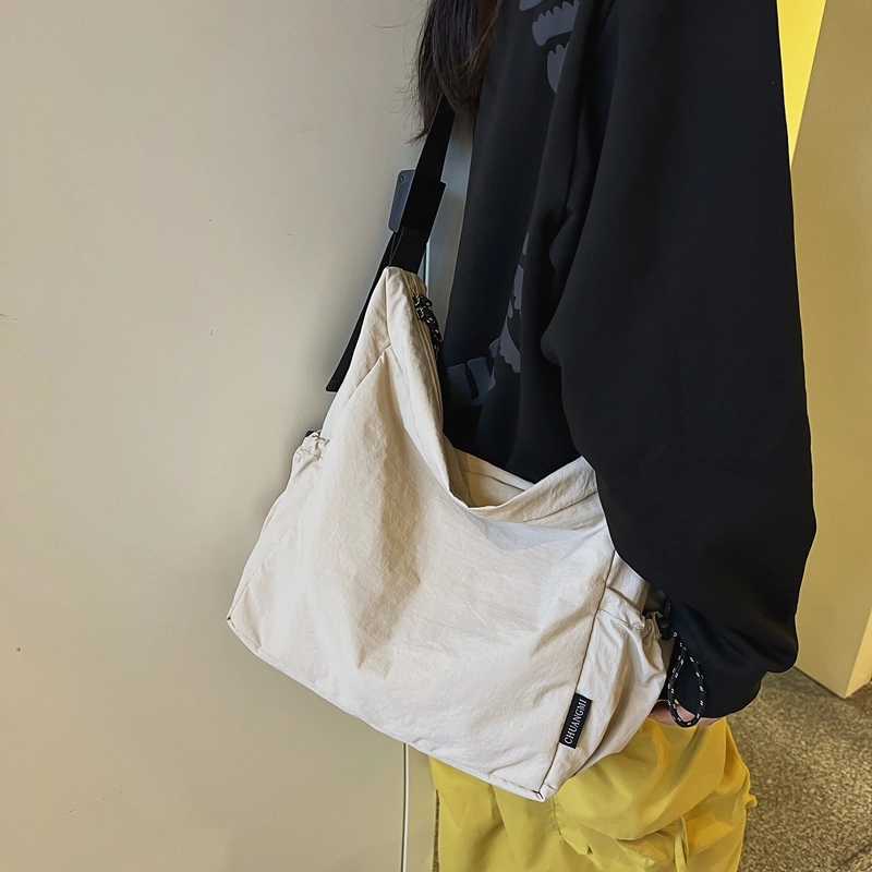 德力熊 轻便大容量拉链开合 尼龙布 单肩包 大号 男女同款情侣款 黑色/绿色/棕色/卡其/米白