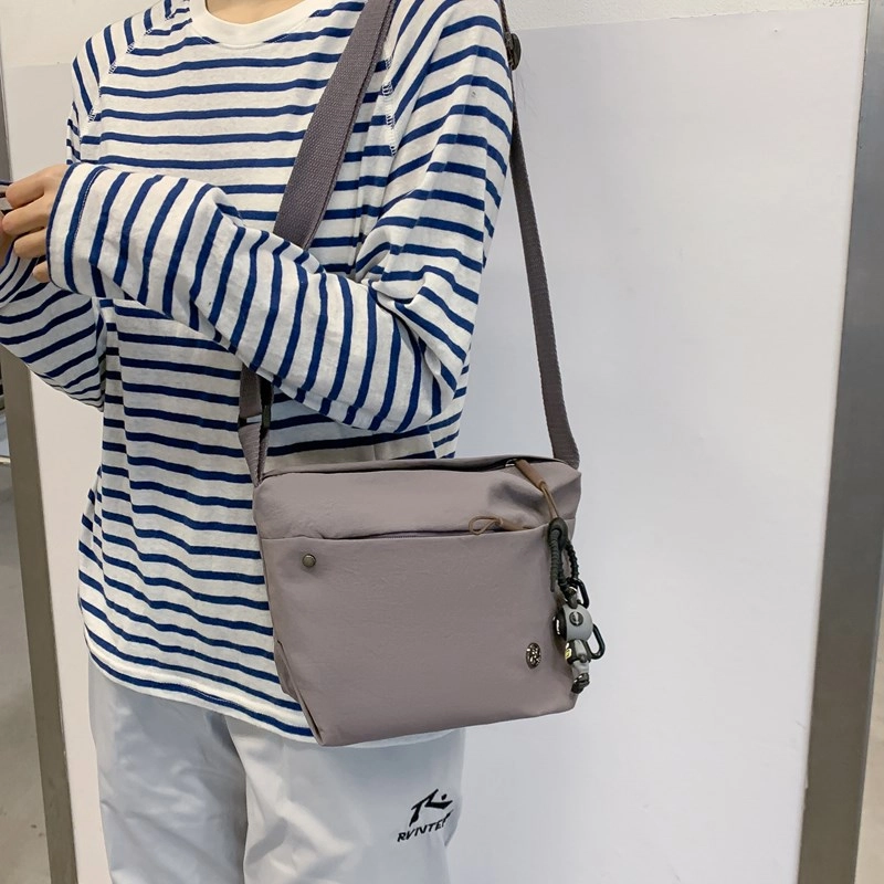 德力熊 时尚百搭休闲 尼龙 斜挎包 女款 多色