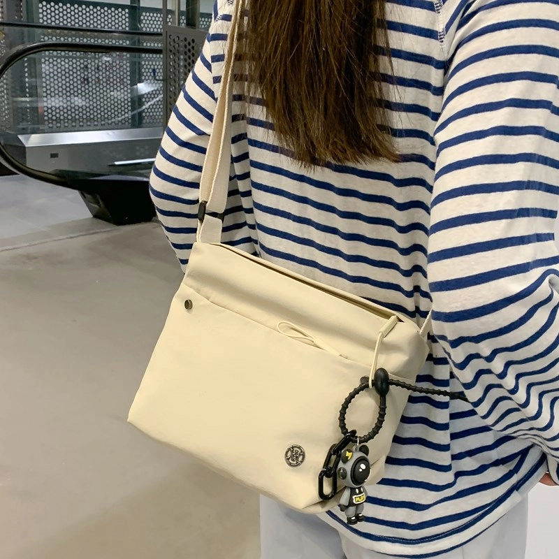 德力熊 时尚百搭休闲 尼龙 斜挎包 女款 多色