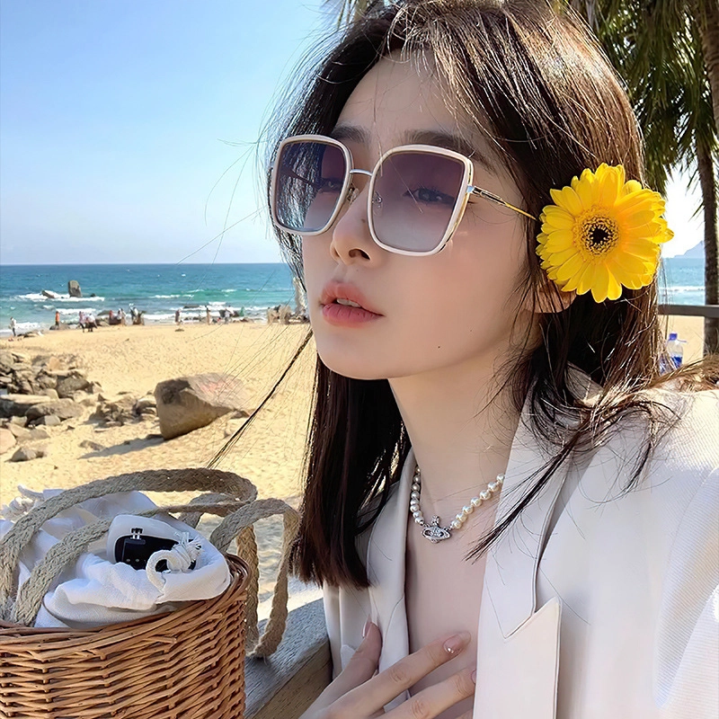 纳兰杜 墨镜女潮流时尚街拍优雅高级感防紫外线开车旅游驾车专用 塑料金属 方形 太阳眼镜 女款 米白银框上茶下蓝片黑金框黑灰片