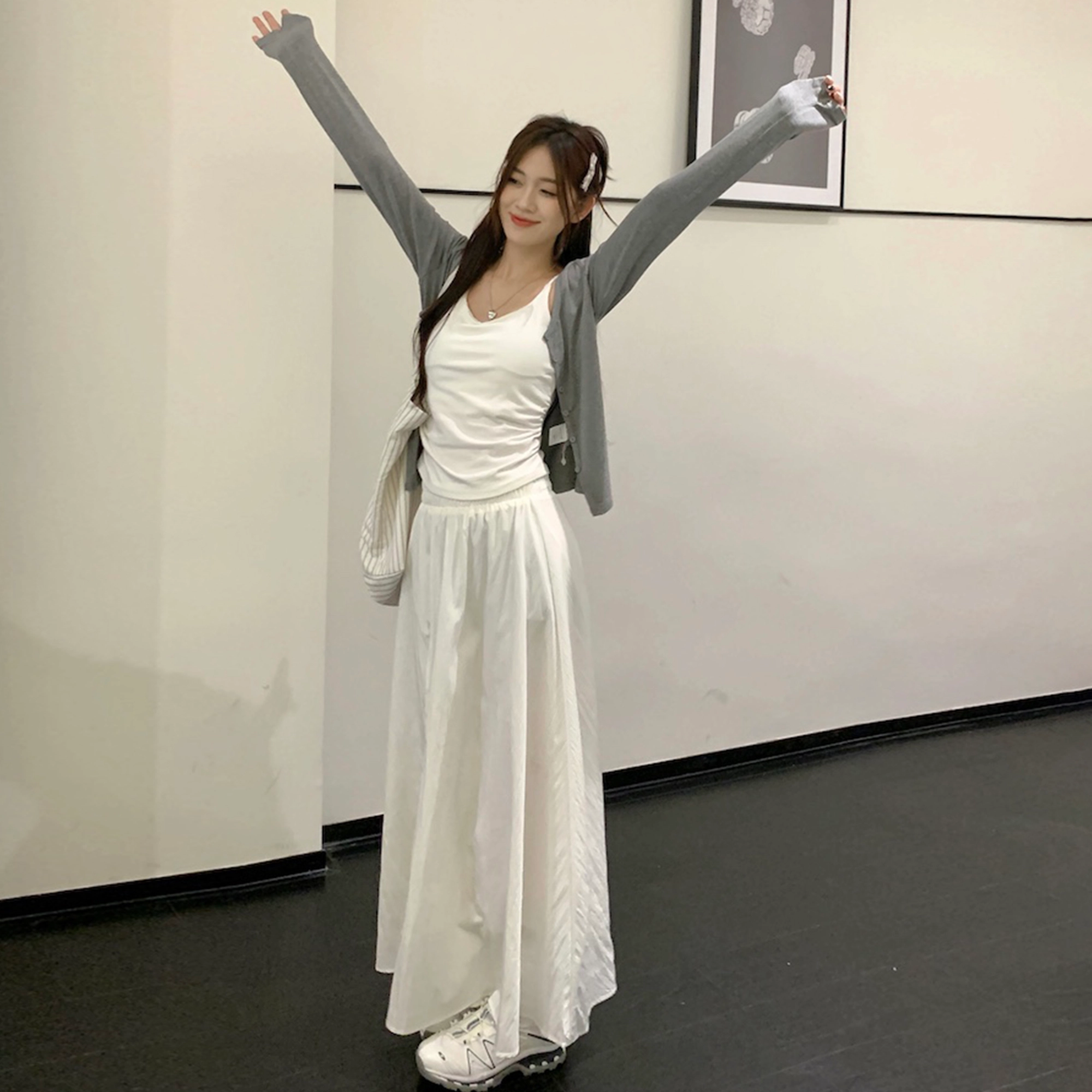 依钗 慵懒风日常通勤针织开衫防晒外搭内搭胸垫吊带甜美小白裙裙装套装 女款