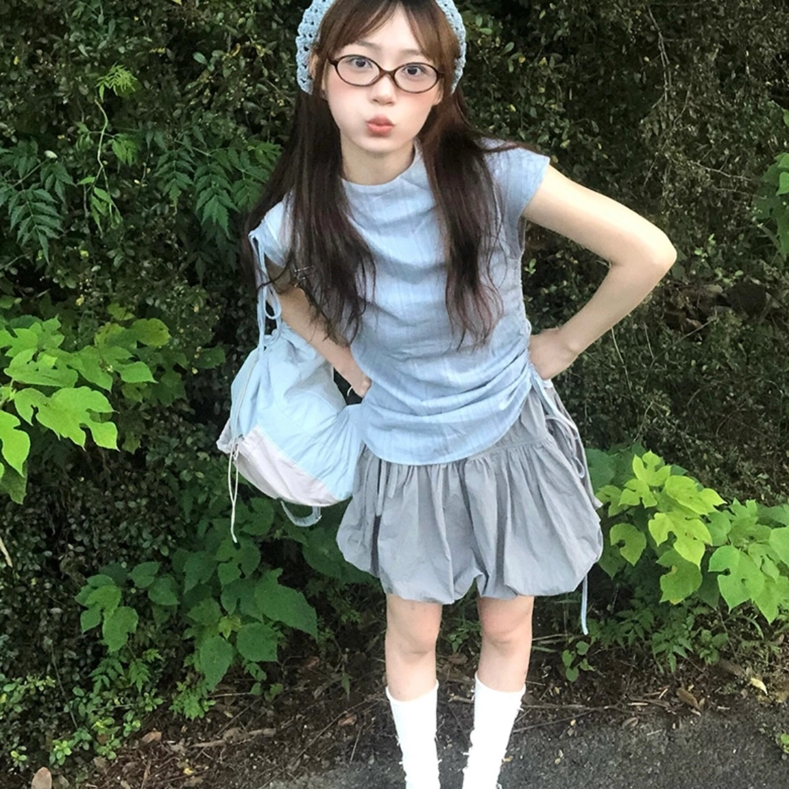 依钗 韩系半高领显瘦修身气质优雅时尚设计感小众蓝色条纹抽绳绑带衬衫无袖上衣高腰休闲宽松花苞短裙裙装套装 女款
