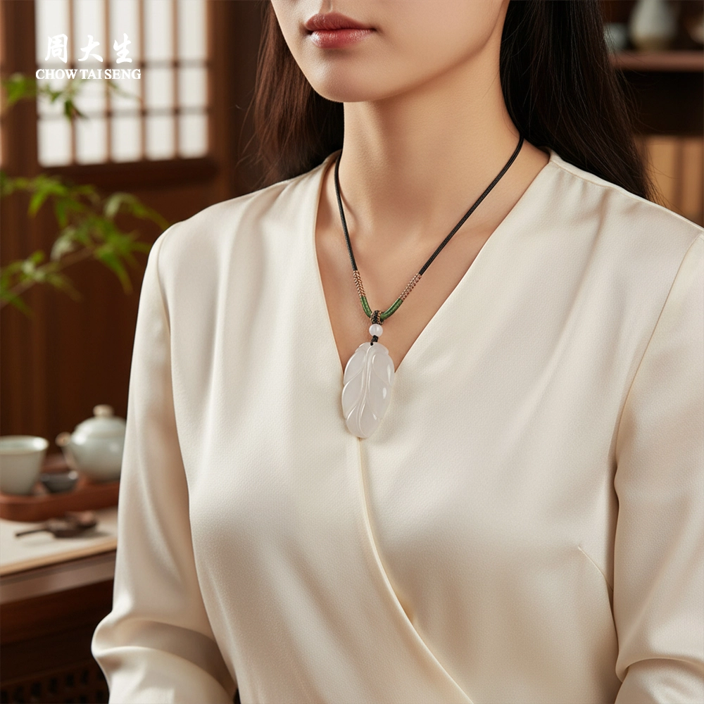 周大生 【玉叶添荣】简约大气叶子 质感高级新中式轻奢高品质精致时尚百搭颈链 好运天然 玉髓 项链 男女同款情侣款