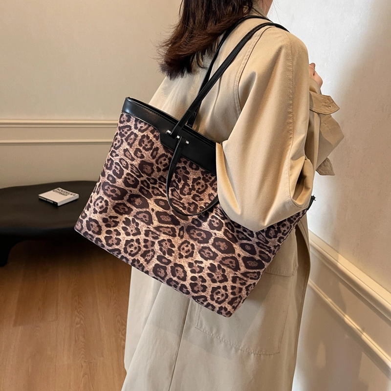 WORM'S HOME Tote