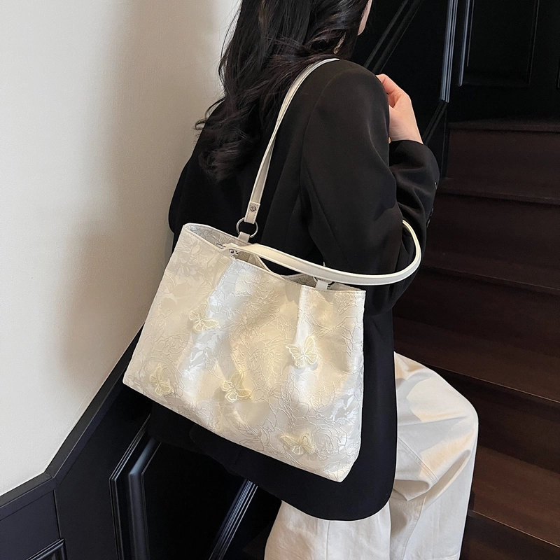 WORM'S HOME Tote