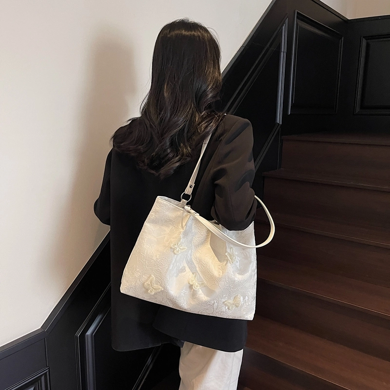 WORM'S HOME Tote