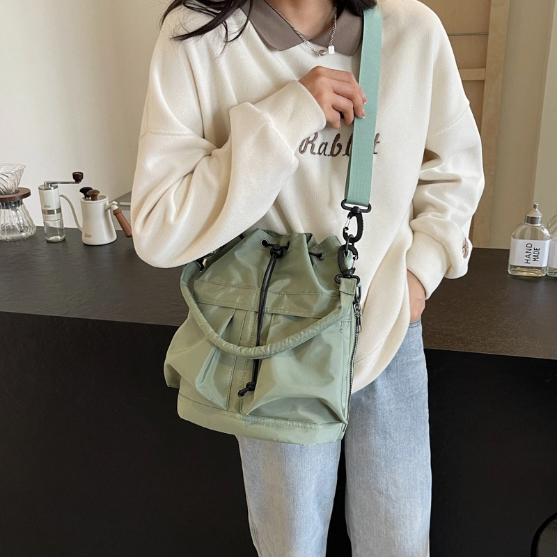 伊曼家 运动风潮流帅气简约时尚小众水桶轻便包包 帆布 帆布包单肩包 女款