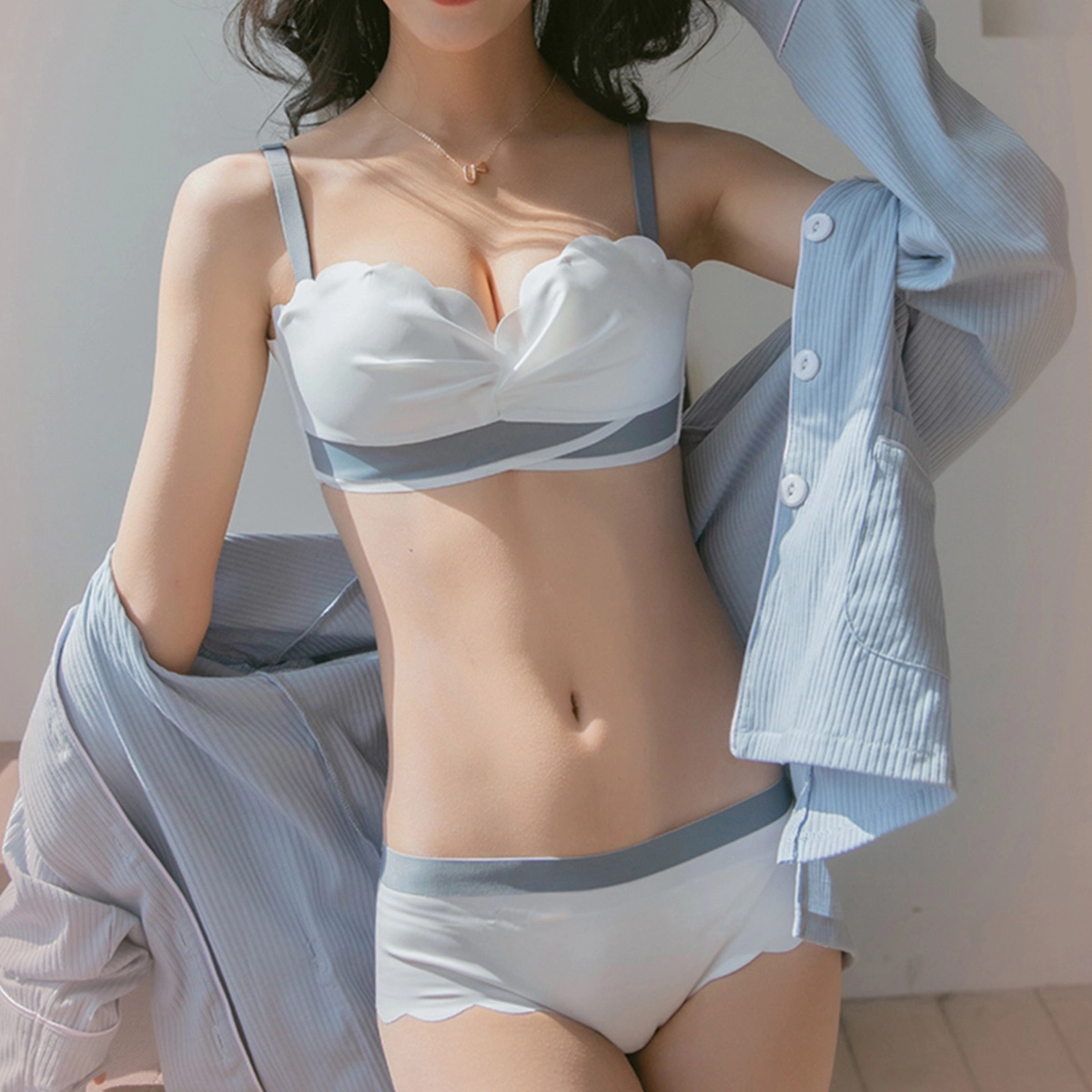 水中花 上薄下厚聚拢可拆卸肩带文胸三角中腰内裤内衣裤套装 女款 白色