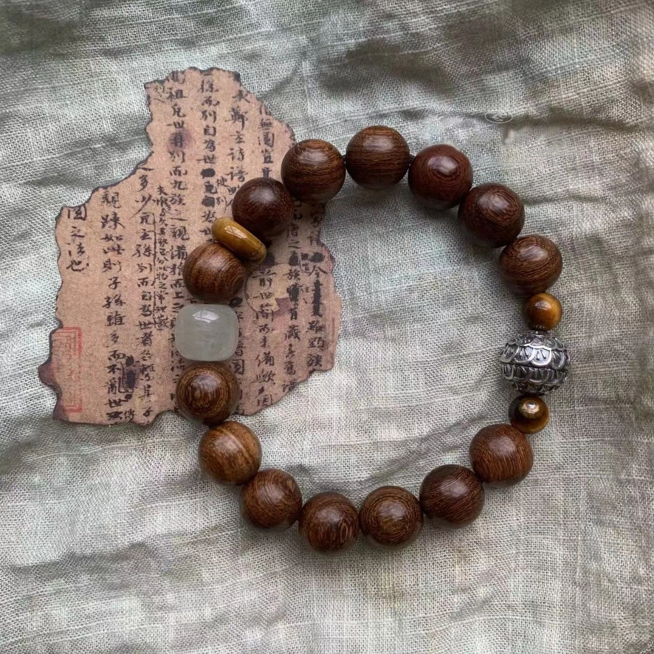金瑞邦 简单百搭 显白精致 小众设计 文玩 逆鳞 新中式国潮 水逆退散 上岸转运#好运 金丝檀木 手串 男女同款情侣款