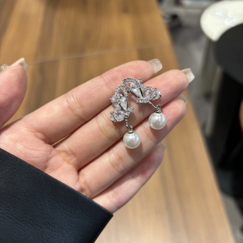 都爵 仙女风一边半只蝴蝶闪耀蝴蝶设计仿珍珠气质优雅仙气飘飘小众设计百搭气质 铜 耳环 女款