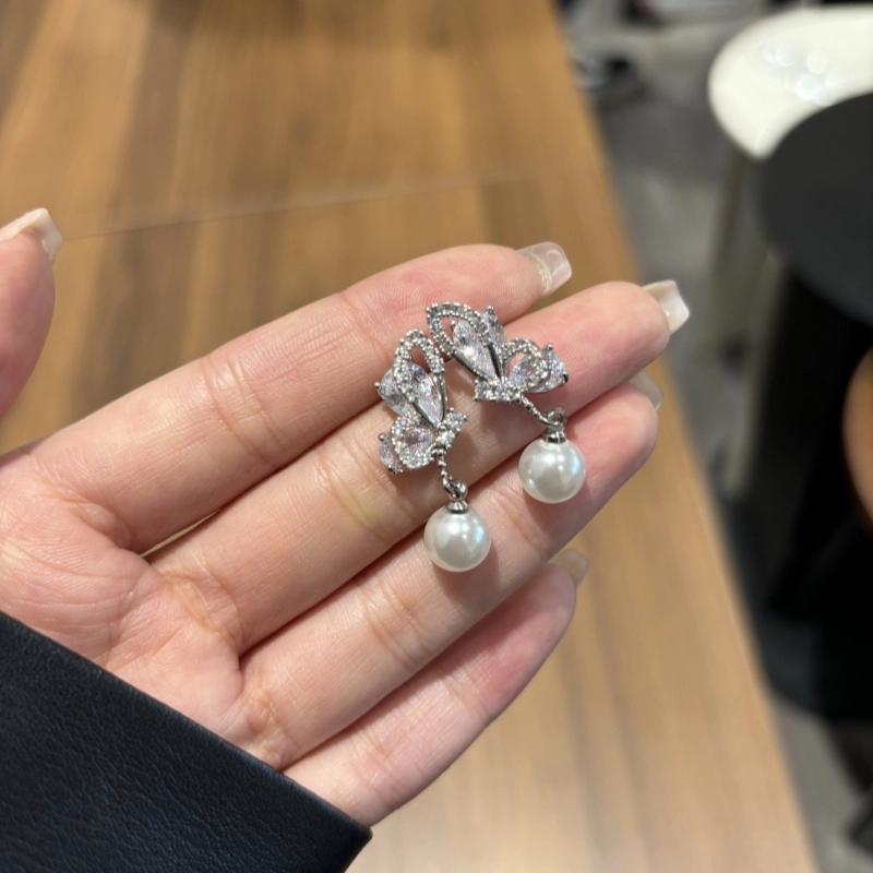 都爵 仙女风一边半只蝴蝶闪耀蝴蝶设计仿珍珠气质优雅仙气飘飘小众设计百搭气质 铜 耳环 女款
