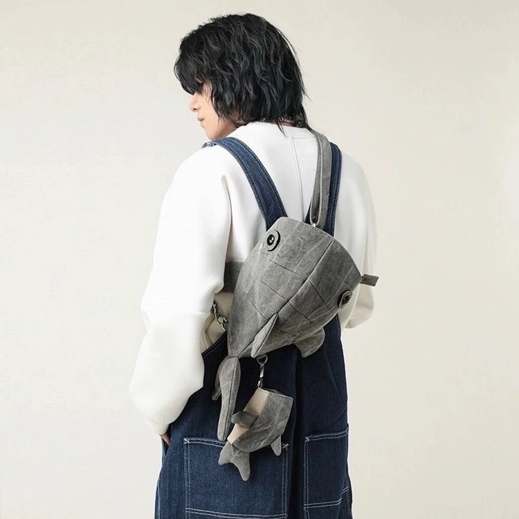 草丛喵喵喵 个性潮流卡通玩偶鲨鱼上课 水洗帆布 双肩包 男女同款情侣款 灰色