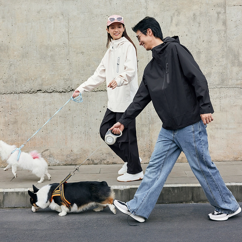 特步  软壳 防风户外 时尚情侣外套 防水羽翼冲锋衣 男女同款 豆皮色