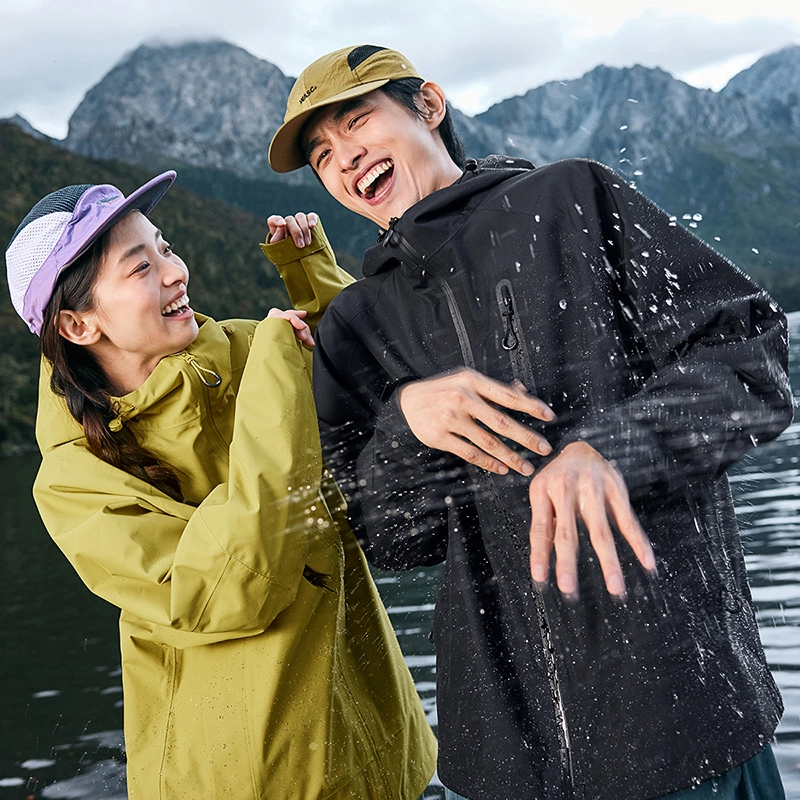 特步  软壳 防风户外 时尚情侣外套 防水羽翼冲锋衣 男女同款 正黑色