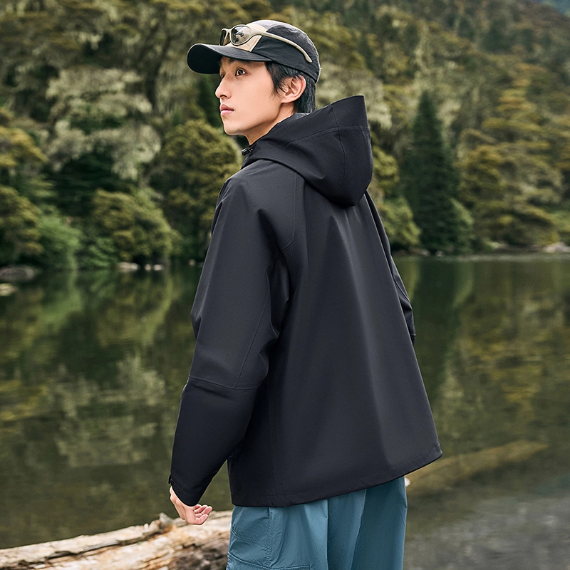 特步  软壳 防风户外 时尚情侣外套 防水羽翼冲锋衣 男女同款 正黑色