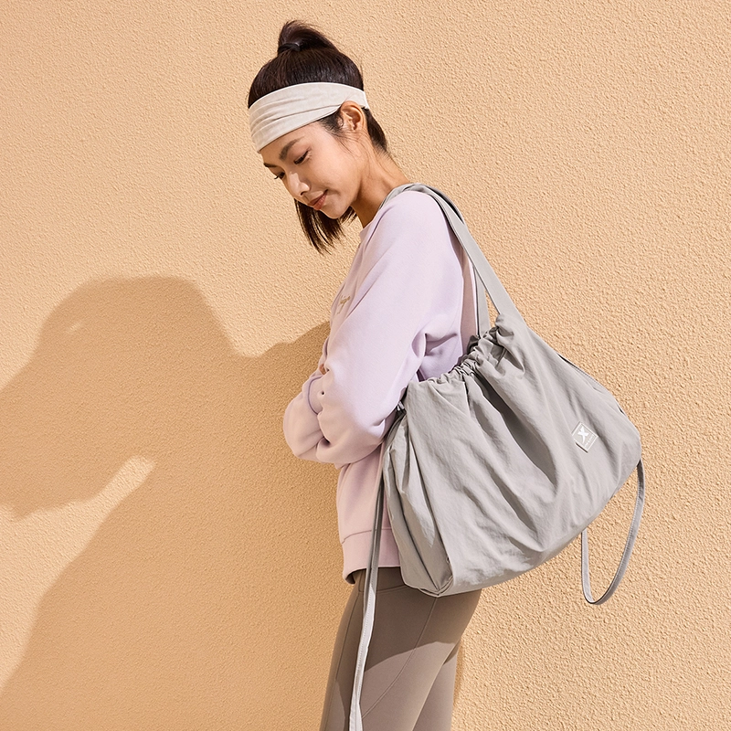 特步 日系休闲出行 织物 斜挎包 男女同款情侣款 浅灰色