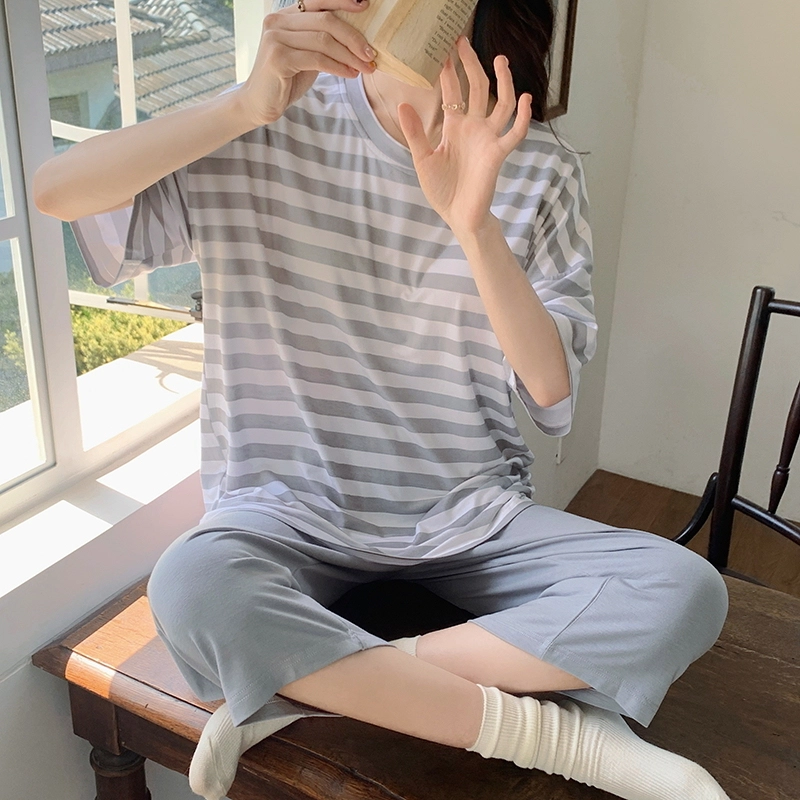 花季的故事 舒适休闲带胸垫圆领短袖松紧腰七分裤睡衣套装 女款 灰白条纹