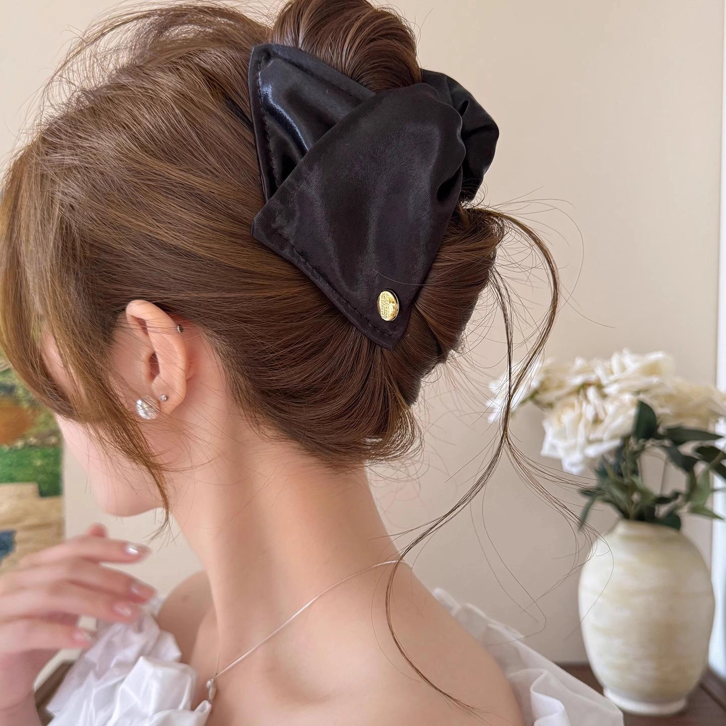 左欧 三角贝壳高级感赫本风半扎发大号鲨鱼 缎面 发夹 女款