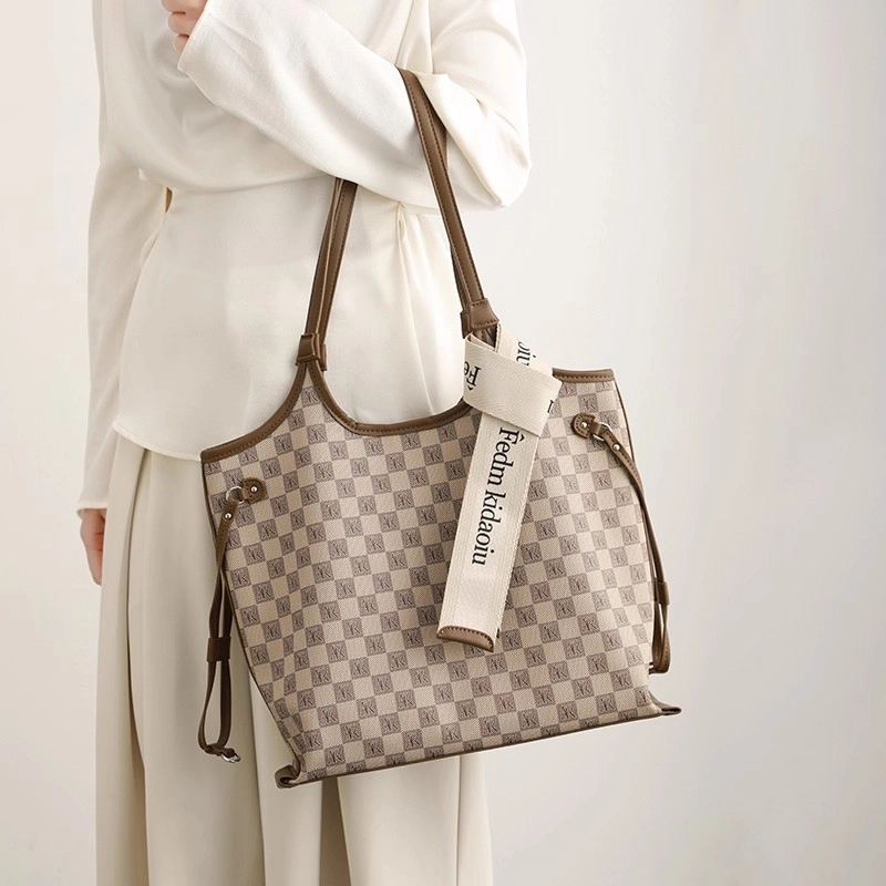 PESASRIE PVC Tote