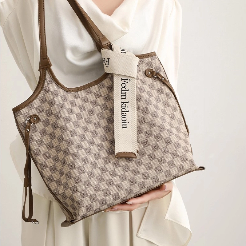 PESASRIE PVC Tote