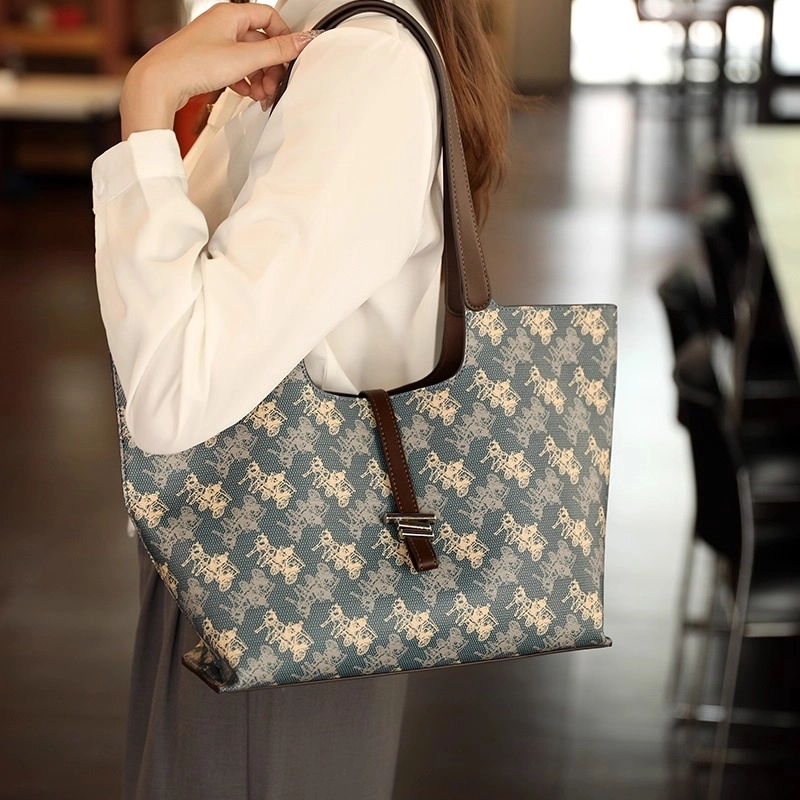 PESASRIE PVC Tote
