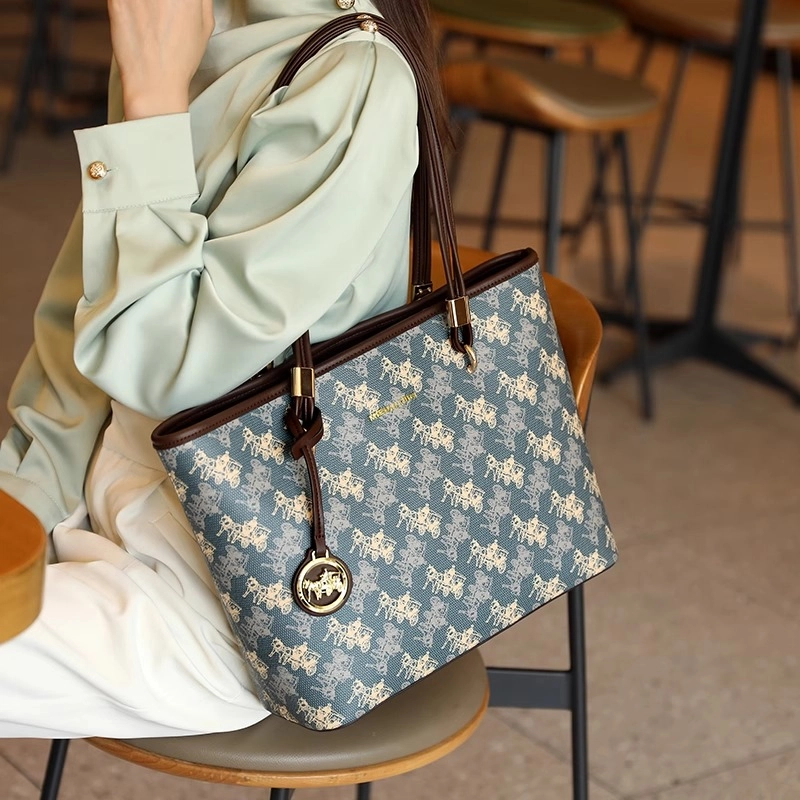 PESASRIE PVC Tote