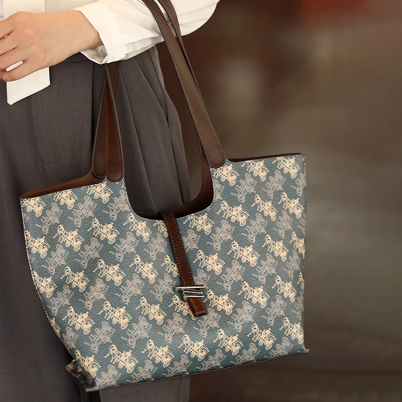 PESASRIE PVC Tote