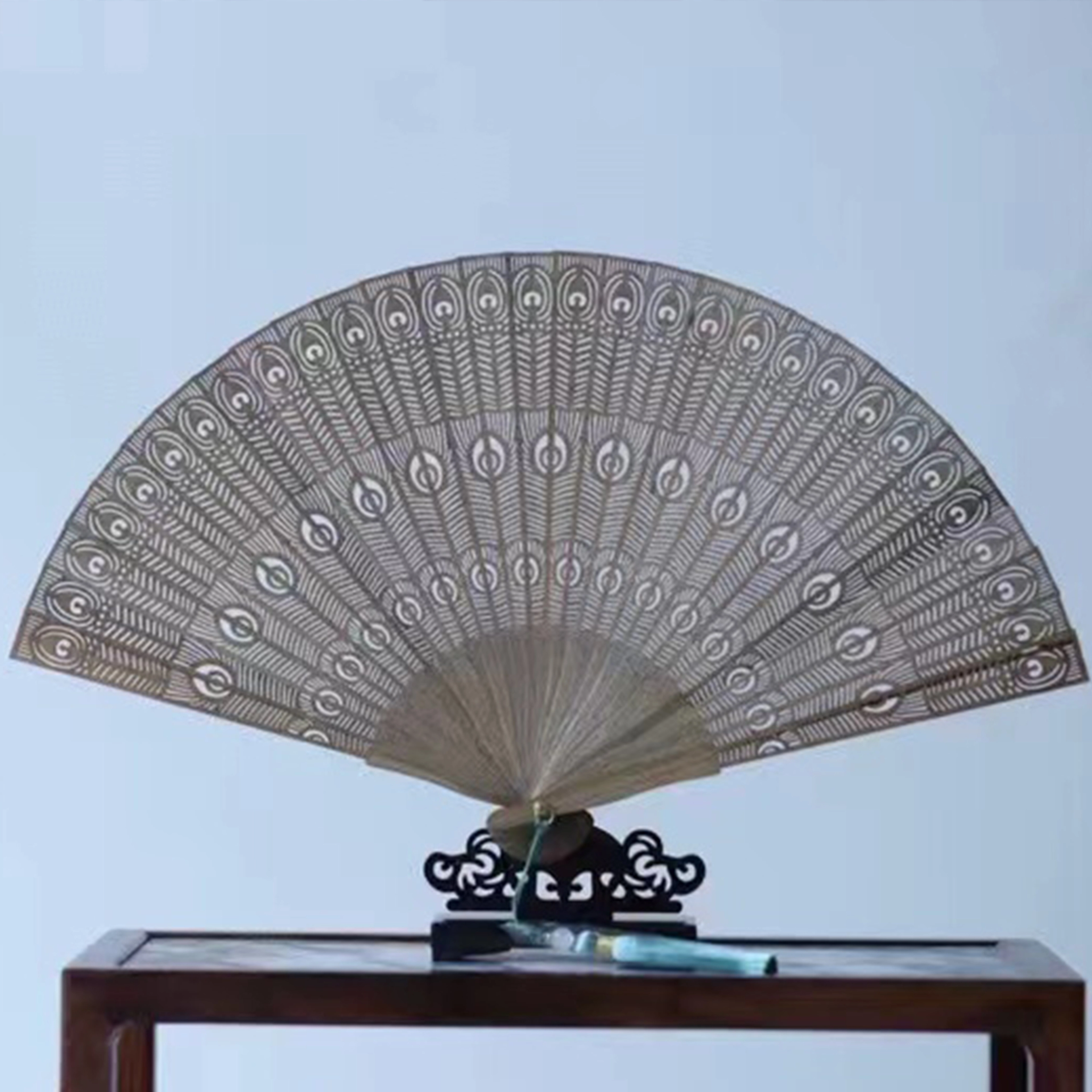 檀欣 国风 镂空雕刻孔雀羽翎 复古折叠扇子舞蹈扇自带幽香家居工艺品摆件 楠木 木作把件 男女同款情侣款 楠木