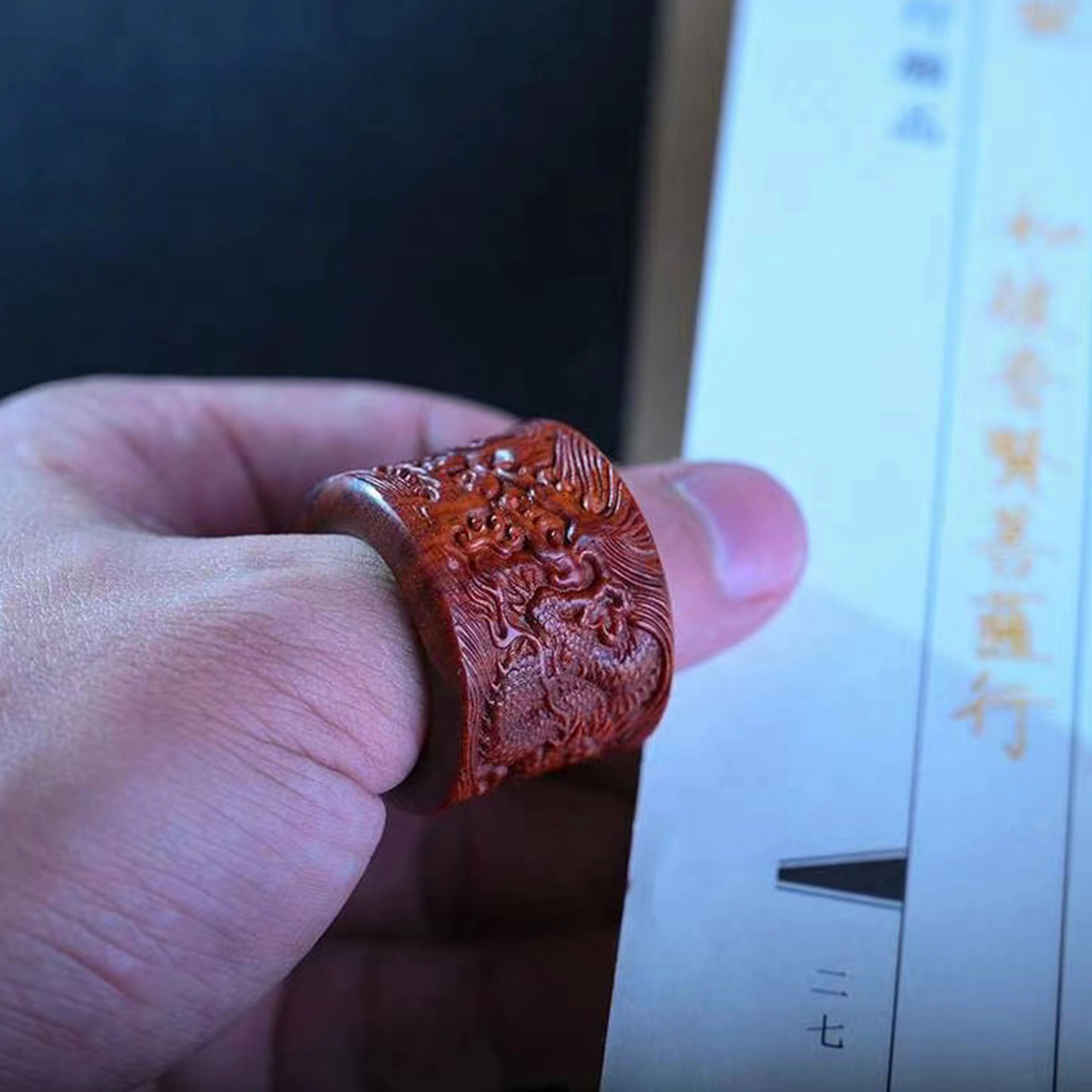 檀欣 国风新中式 手工木雕霸气祥龙扳指 复古男士中式扳指 文玩大拇指套戒 吉祥如意平安纳福 木质檀香 木作戒指 男款 紫檀 礼盒装