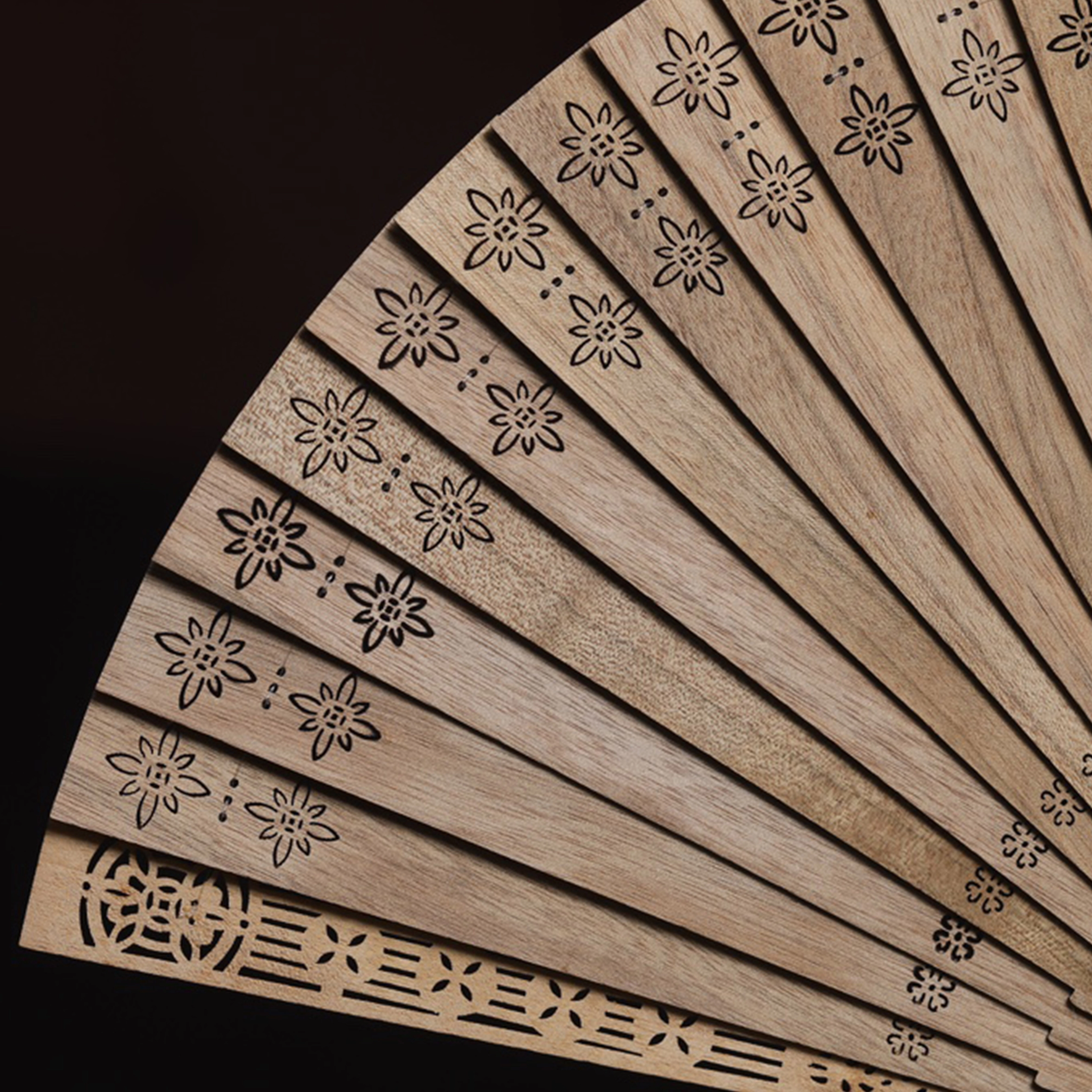 檀欣 国风 镂空雕刻苏扇 大展宏图 年年有余 马到成功 松鹤延年 复古文玩木制扇子 木作 把件 男女同款情侣款 楠木