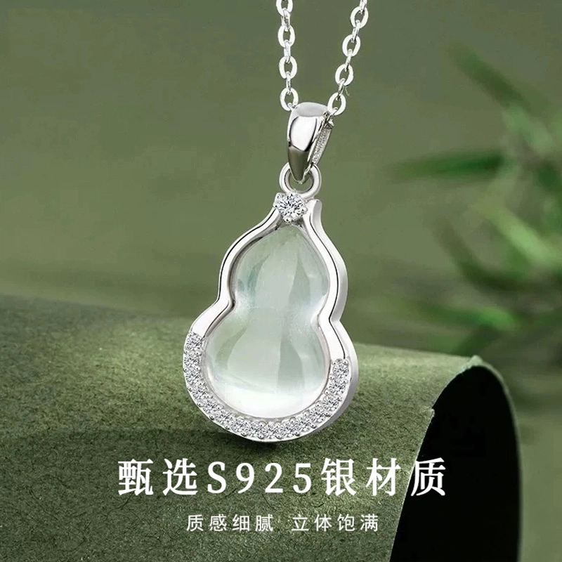 鸣钻国际 冰透玉石葫芦项链锁骨链  天然白月光 荔枝冻超清透 轻奢精致 东方雅韵 中式国潮时尚 女朋友 生日 #好运 玉髓 吊坠 女款