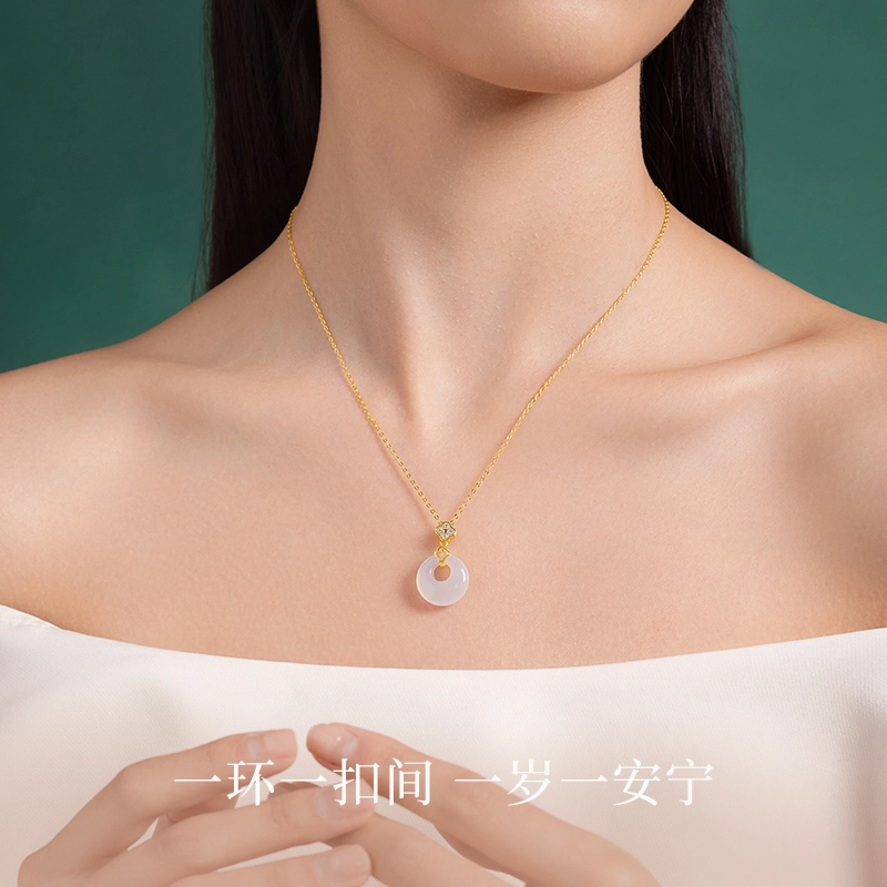 鸣钻国际 足银四叶草平安扣套链 如水美玉清透自然 流光溢彩熠熠生辉 国潮新中式 清冷白月光 平安顺遂 圆满 #好运 玉髓 项链 女款