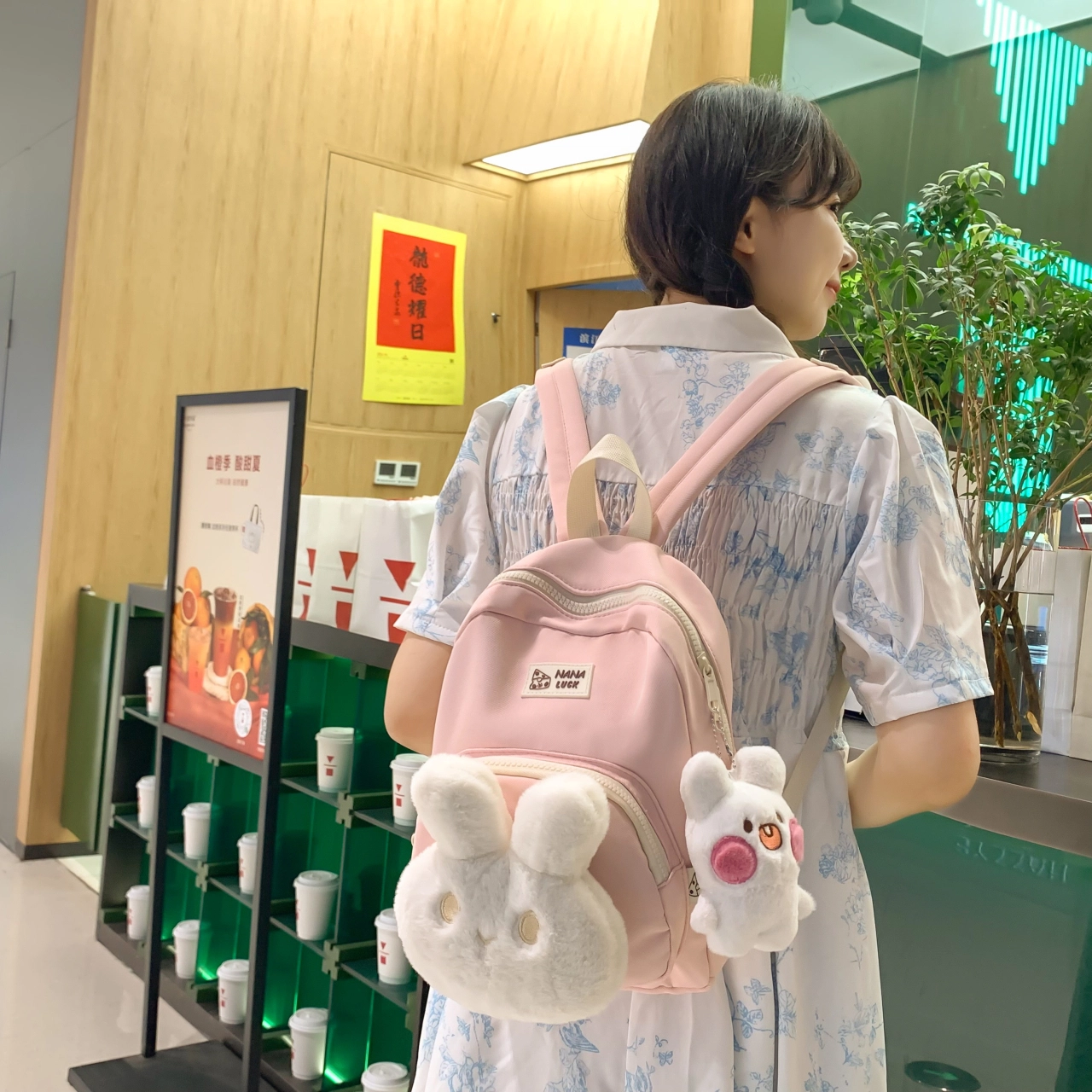 米囹 潮萌毛绒兔子装饰 夸张有型可爱百搭 男女同款 轻盈 双肩包 常规 黑色/桔红色/紫色/绿色/粉色