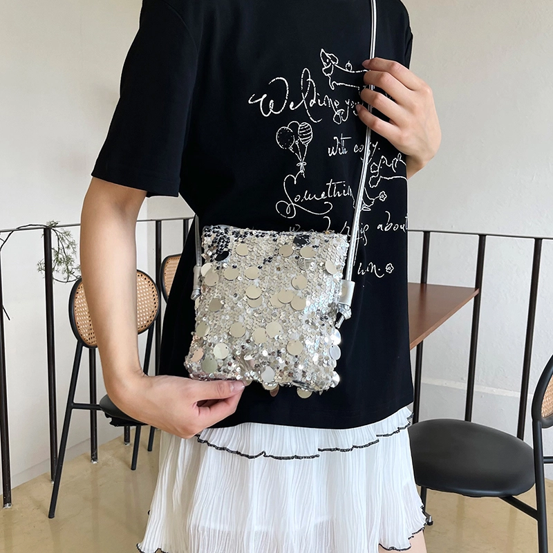 米囹 亮晶晶元素街头吸睛单品 女孩乐趣穿搭别样优雅 女款 轻盈 斜跨包 小号 银色/黑色/紫色/金色
