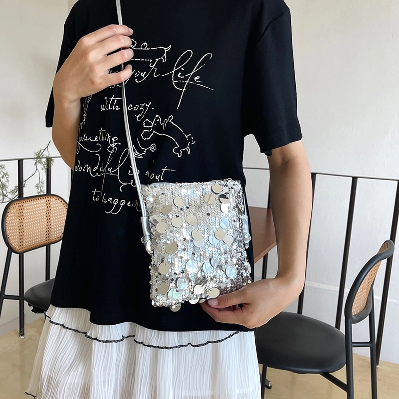 米囹 亮晶晶元素街头吸睛单品 女孩乐趣穿搭别样优雅 女款 轻盈 斜跨包 小号 银色/黑色/紫色/金色