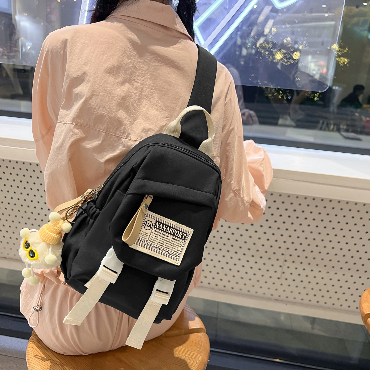米囹 女孩百搭甜酷风 经典逛街出游通勤 男女同款 轻盈 斜跨包 中号 白色/黑色/红色/紫色/粉红色