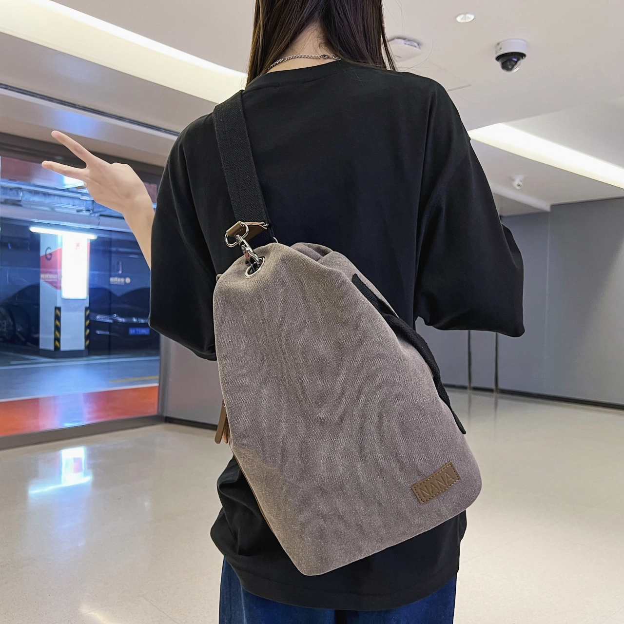 米囹 复古摩登有型 时尚质地舒适亲肤 大容量通勤 男女同款 轻盈 斜跨包 中号 白色/灰色/黑色/卡其色