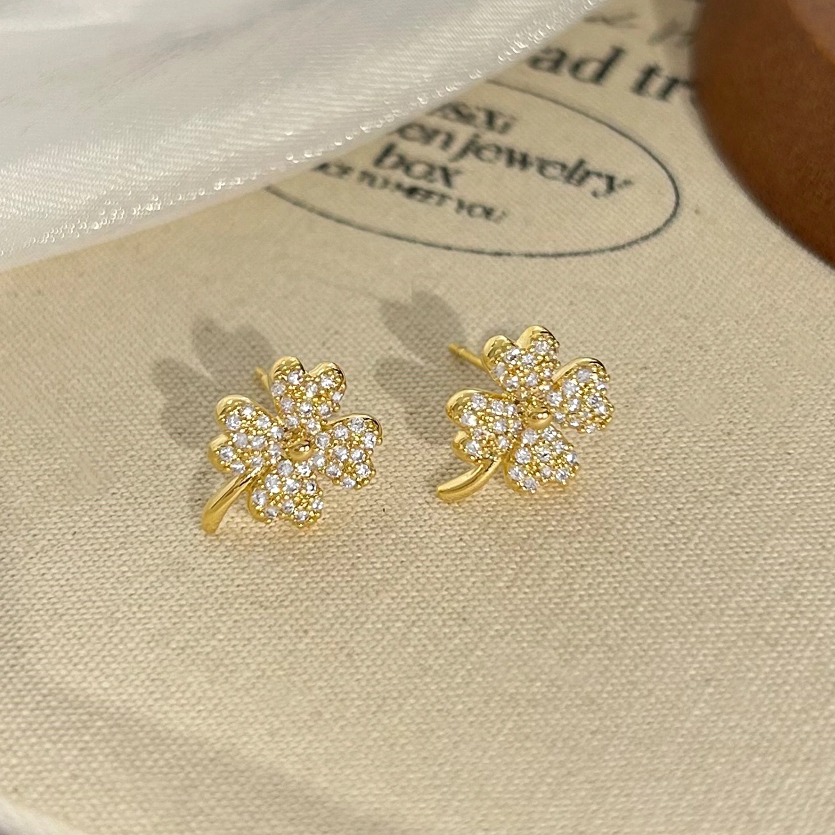 伊灿 精致时尚个性四叶草夏季 立方氧化锆 电镀真金 耳钉 女款 通勤气质百搭约会款