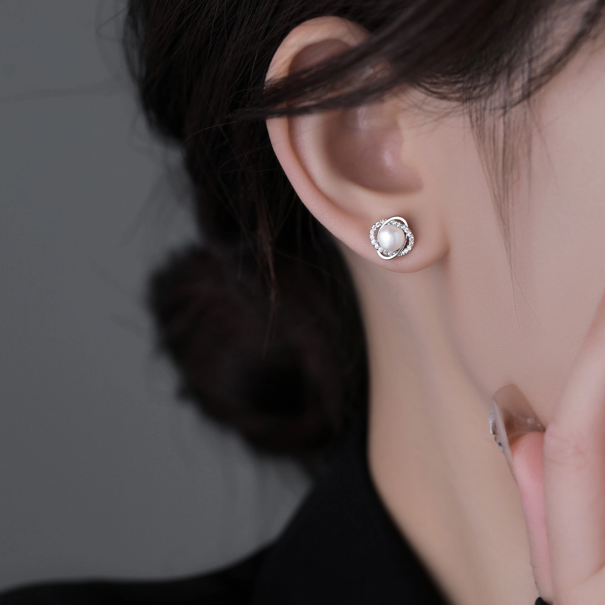 伊灿 小众设计感高级缠绕设计日常通勤时尚 氧化立方锆石 耳钉 女款