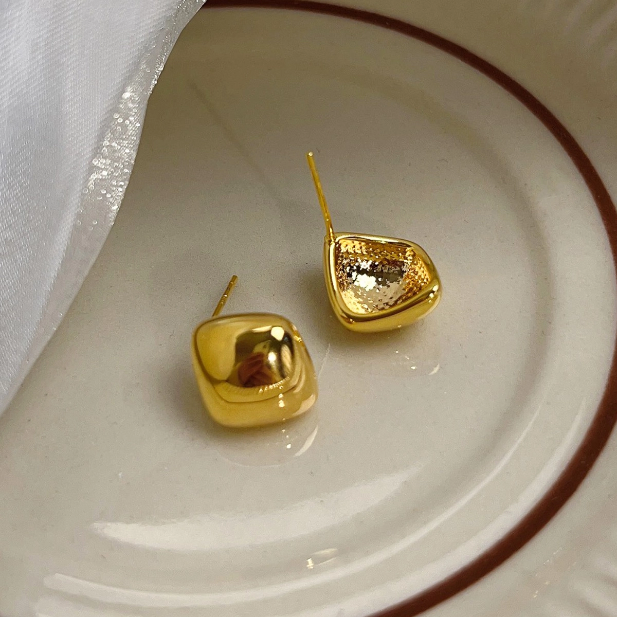 伊灿 复古小众设计感金色菱形冷淡风 电镀真金 耳钉 女款 时尚通勤百搭