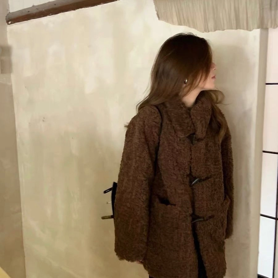 邓大喵 女中长款巧克力牛角扣羊羔毛外套女韩式宽松慵懒风厚大衣皮草 女款