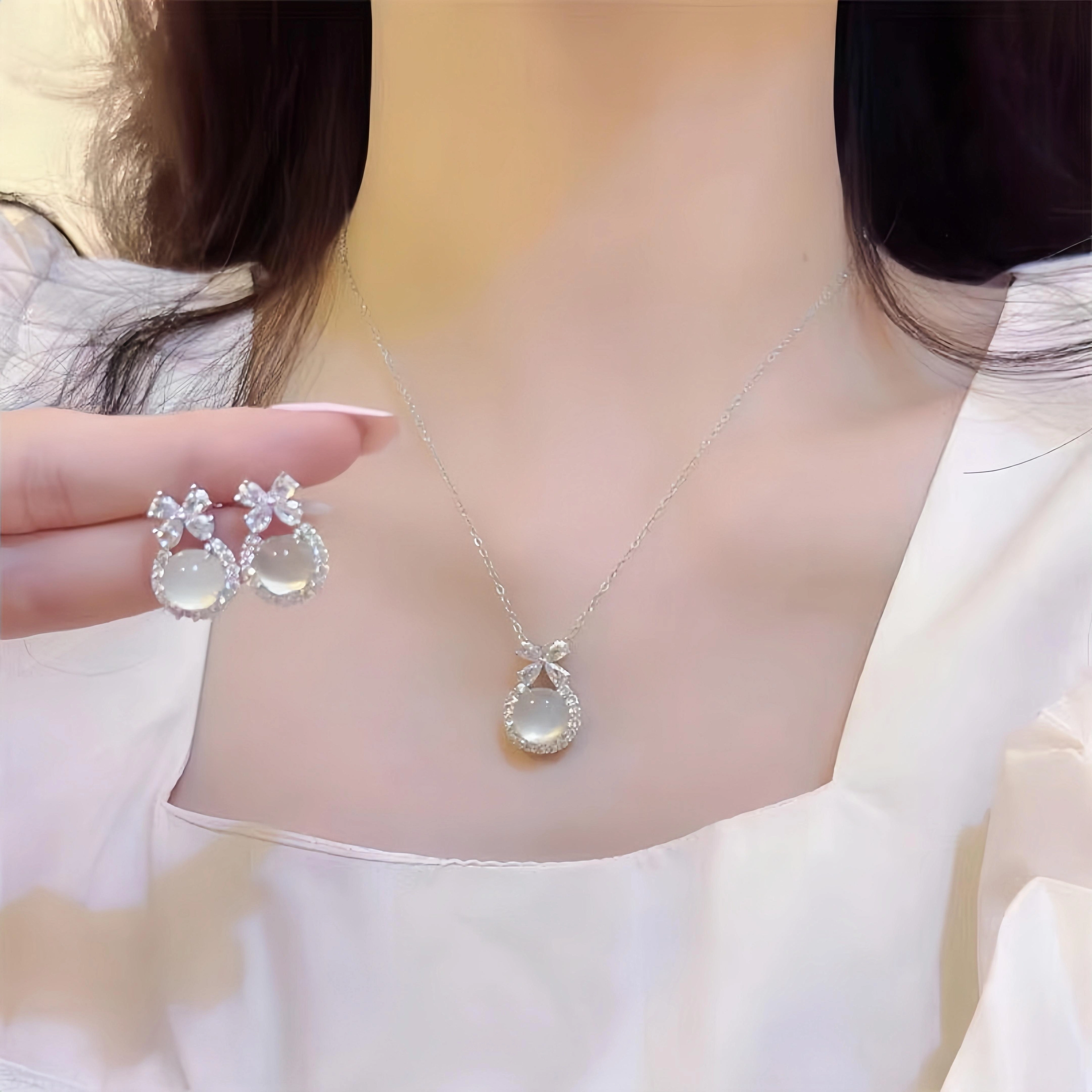 镯瑾 新中式国潮 精致 在逃公主 蝴蝶结樱桃 小吊坠 如月光般通透水润莹润光泽精工蛋面镶嵌 国风清冷感设计 玉髓 玉石项链 女款