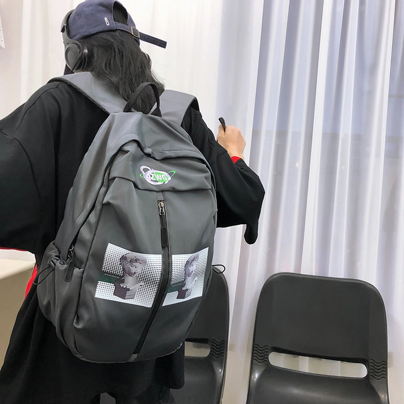 蔻蒂熊 美式高街书包大学生男生刺绣贴图背包轻便时尚 涤纶 双肩包 常规 青少年 灰色/黑色