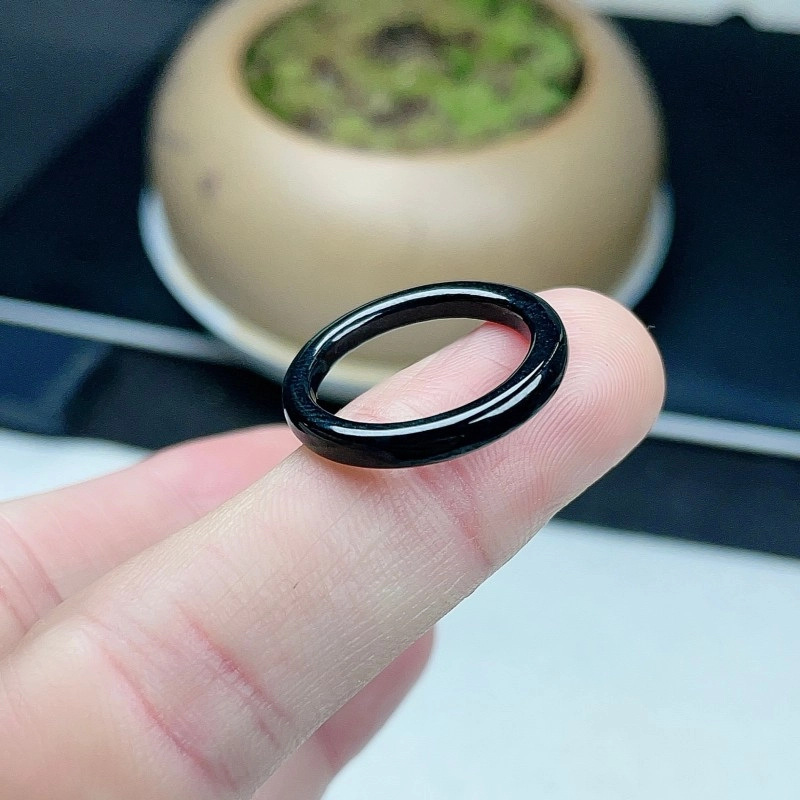 周纪福 好运墨翠黑色大尺寸细边细条特色 糯冰 翡翠戒指 女款