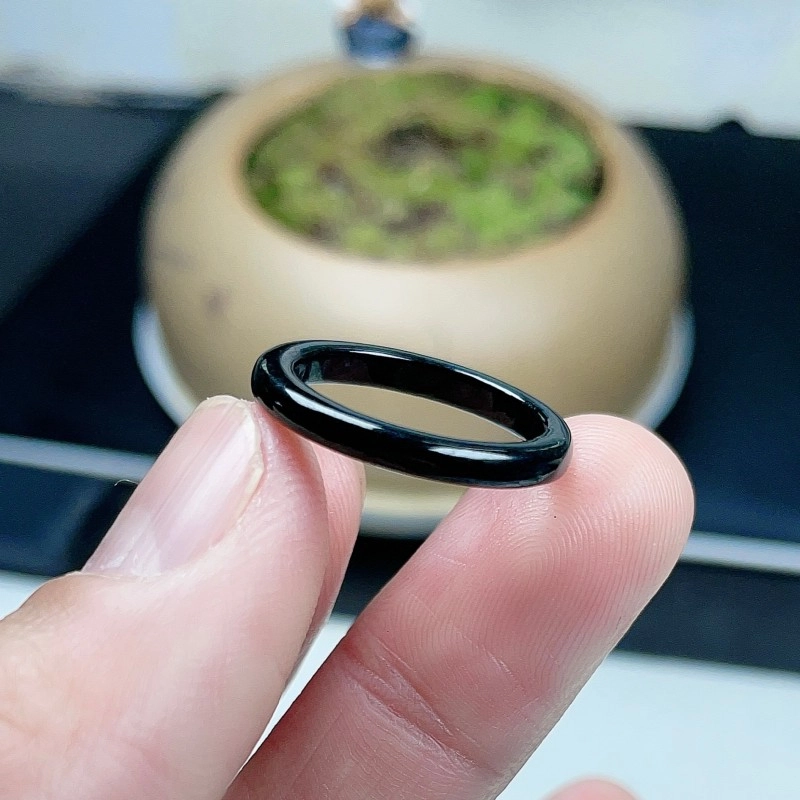 周纪福 好运墨翠黑色大尺寸细边细条特色 糯冰 翡翠戒指 女款